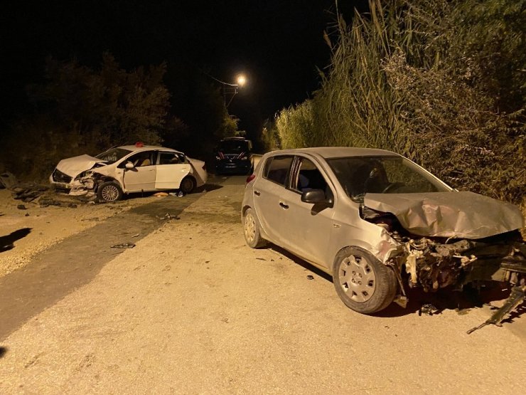 Hatay’da otomobiller kafa kafaya çarpıştı: 5 yaralı