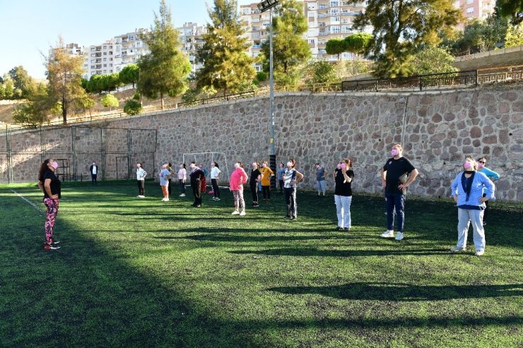 Meme kanserine pembe maskeyle dikkat çektiler