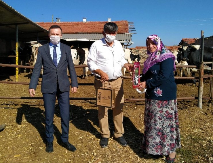Kadınları traktörleri başında, çalıştıkları tarlada ziyaret ederek Dünya Çiftçi Kadınlar Günlerini kutlandılar