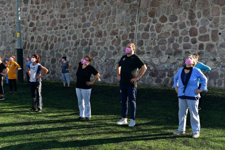 Meme kanserine pembe maskeyle dikkat çektiler