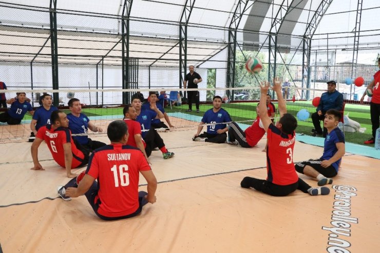 Türkiye’de ilk kez halı sahada oturarak voleybol oynadılar