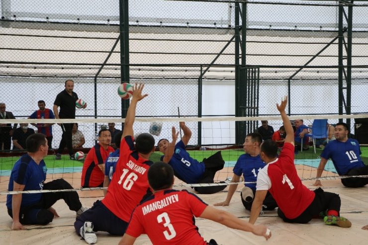 Türkiye’de ilk kez halı sahada oturarak voleybol oynadılar