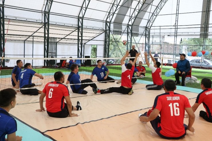 Türkiye’de ilk kez halı sahada oturarak voleybol oynadılar