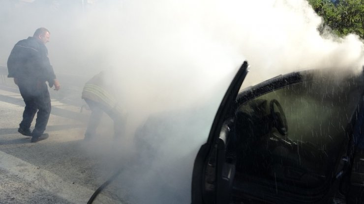 Kartal TEM bağlantı yolunda seyir halindeki otomobil alev topuna döndü