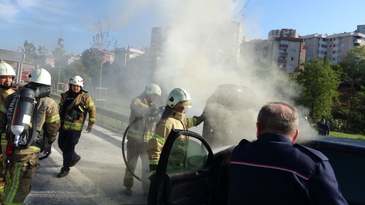 Kartal TEM bağlantı yolunda seyir halindeki otomobil alev topuna döndü