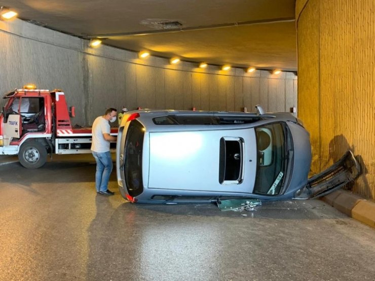 Direksiyon hakimiyeti kaybolan otomobil yan yattı