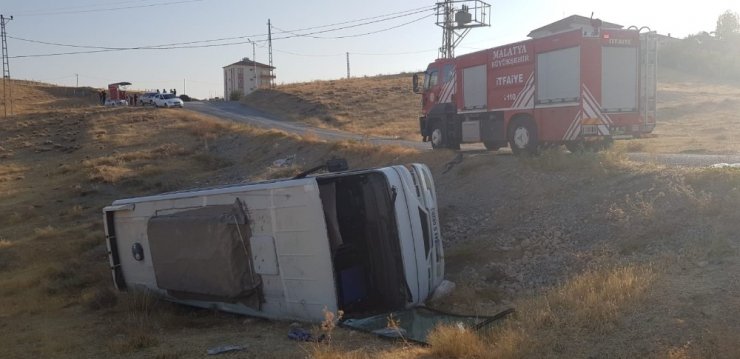 Malatya’da işçi servisi şarampole yuvarlandı: 12 yaralı