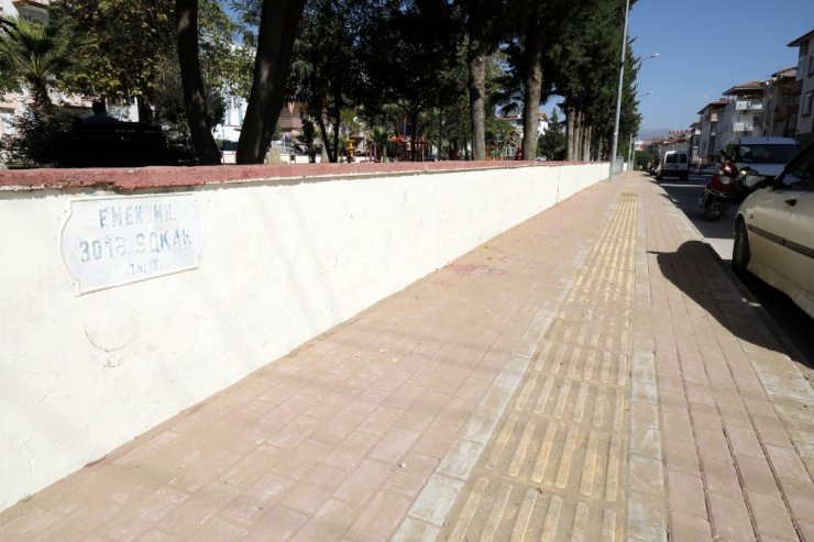 Manavgat Belediyesi’nden Emek ve Sinan Mahallesi’ne kaldırım çalışması