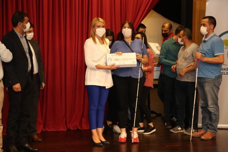 Merkezefendi Belediyesinden görme engellilere akıllı baston