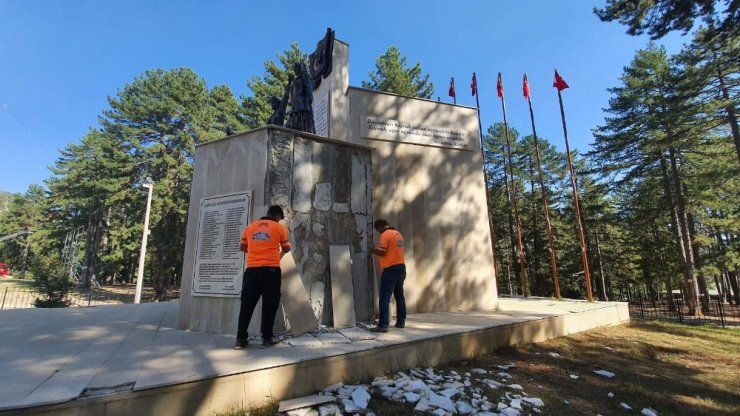 Gülek Karboğazı Kuvayi Milliye Anıtına Türk bayrakları asıldı