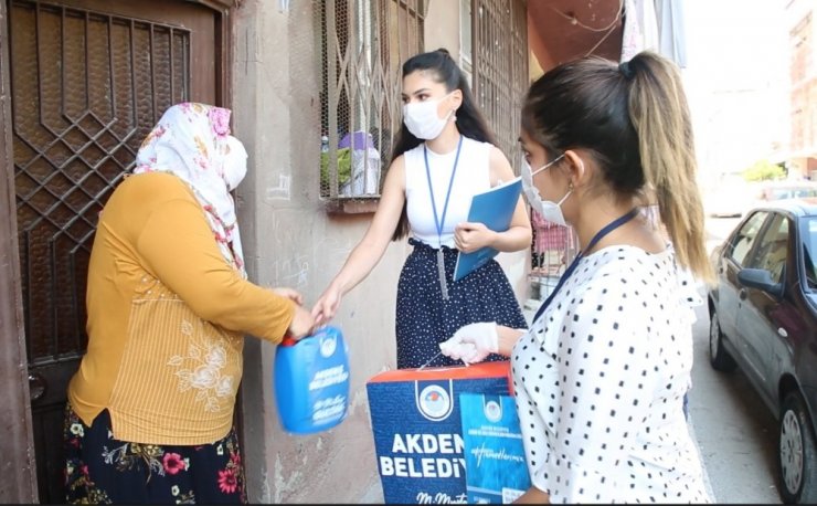 Mersin’de ihtiyaç sahibi ailelere ’hijyen paketi’ ulaştırılıyor