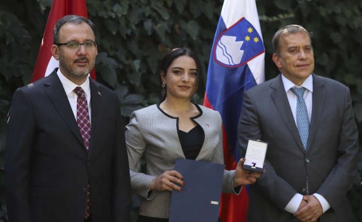 Milli Kayakçı Sıla Kara’ya Slovenya polisinden ‘Özveri Madalyası’
