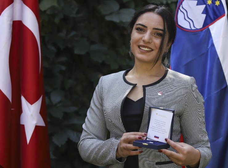 Milli Kayakçı Sıla Kara’ya Slovenya polisinden ‘Özveri Madalyası’