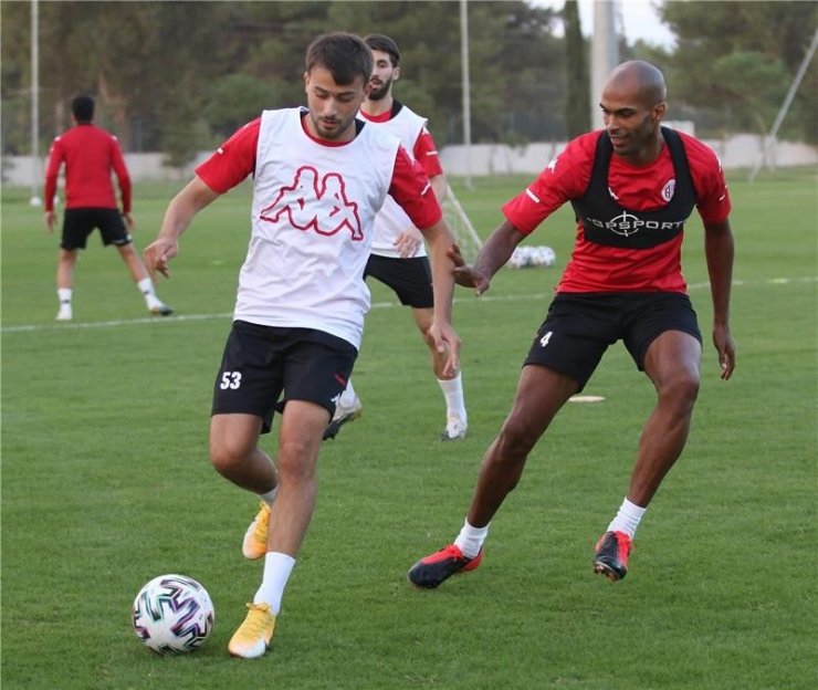 Antalyaspor’da Sidney Sam ve Naldo’ya ilk 11’de görev