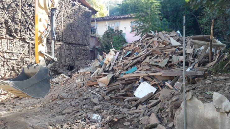 Yarısı çöken binaya ânında müdahale