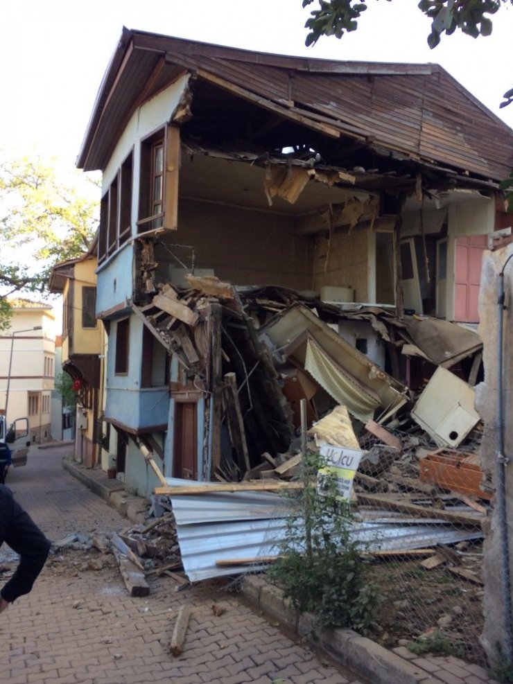 Yarısı çöken binaya ânında müdahale