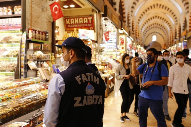 Tarihi Mısır Çarşısı’nda korona virüs denetimi