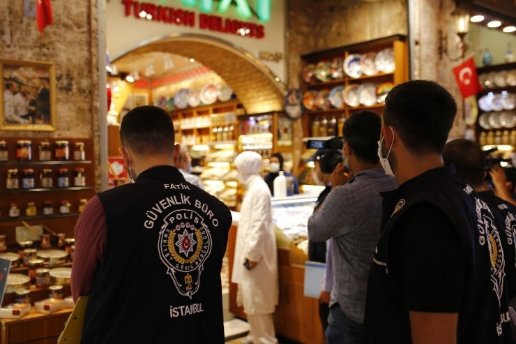 Tarihi Mısır Çarşısı’nda korona virüs denetimi