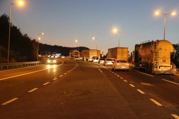 TEM Otoyolu kapandı, Boludağı’nda kilometrelerce araç kuyruğu oluştu