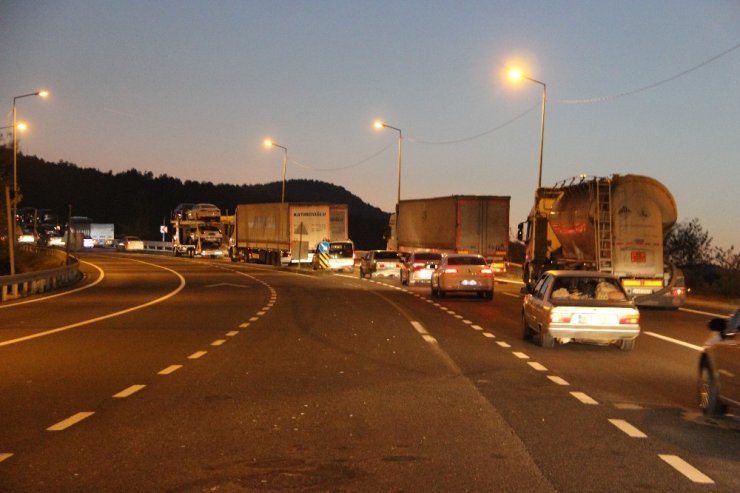 TEM Otoyolu kapandı, Boludağı’nda kilometrelerce araç kuyruğu oluştu