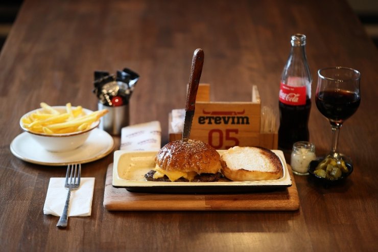 Türkiye’de bir ilk: “Tereyağında Burger”