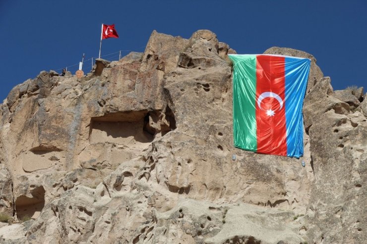 Dünyanın en yüksek peribacasına Azerbaycan bayrağı asıldı