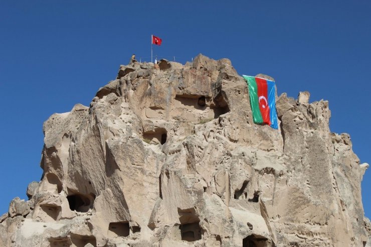 Dünyanın en yüksek peribacasına Azerbaycan bayrağı asıldı