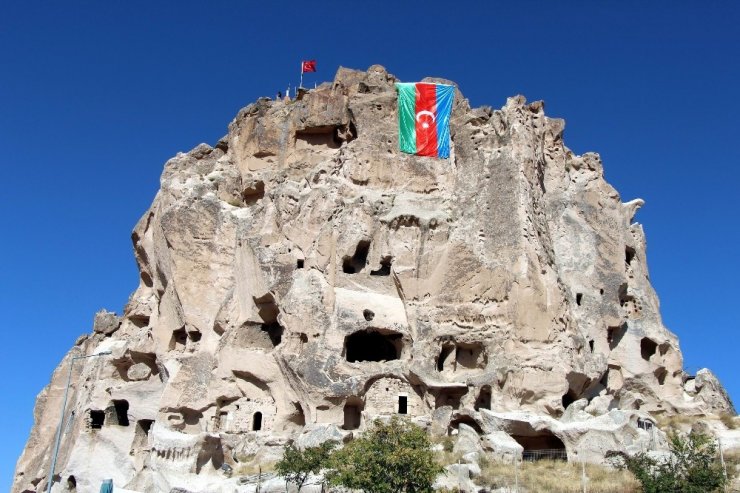 Dünyanın en yüksek peribacasına Azerbaycan bayrağı asıldı