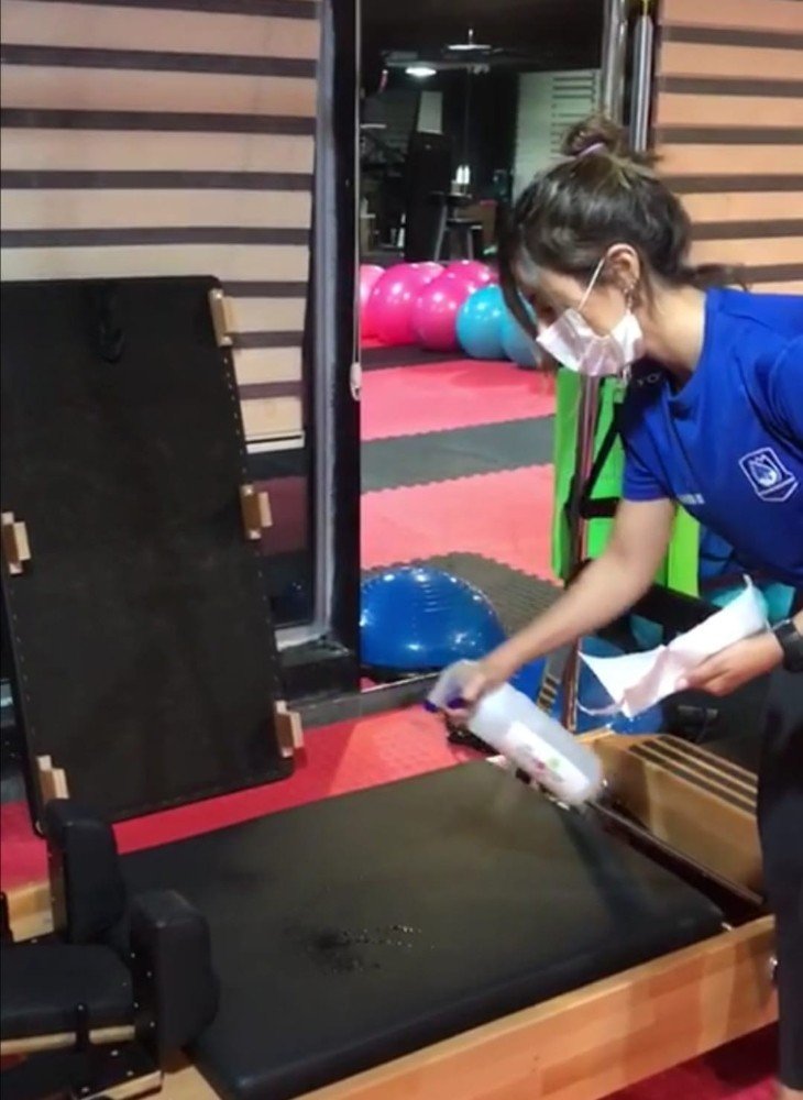 Yunusemreli kadınlar Millet Çarşısı spor salonunda form tutuyor