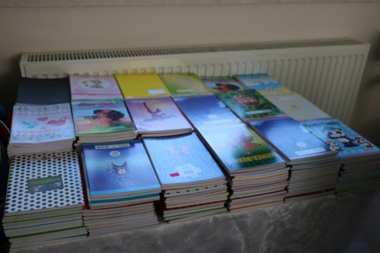 Muhalle muhtarından ihtiyaç sahiplerine kırtasiye yardımı