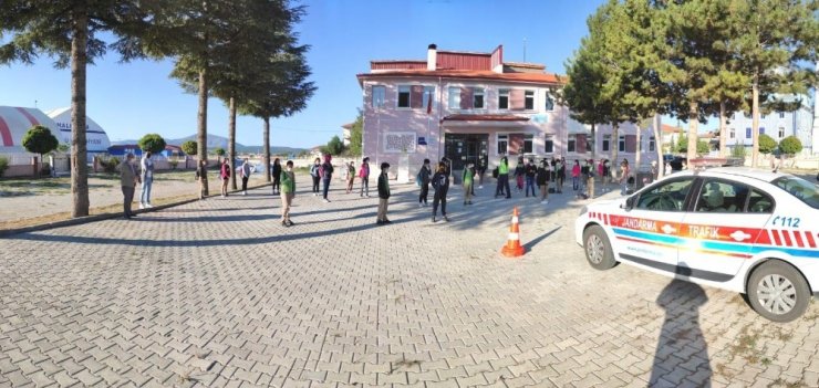 Emirdağ’da servis sürücülerine jandarmadan Korona bilgilendirmesi yapıldı