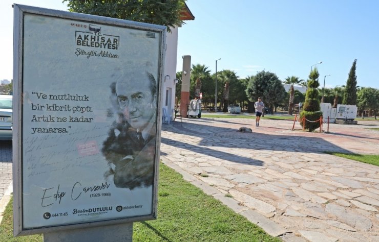 Akhisar Belediyesi, sokakları şiirlerle süsledi