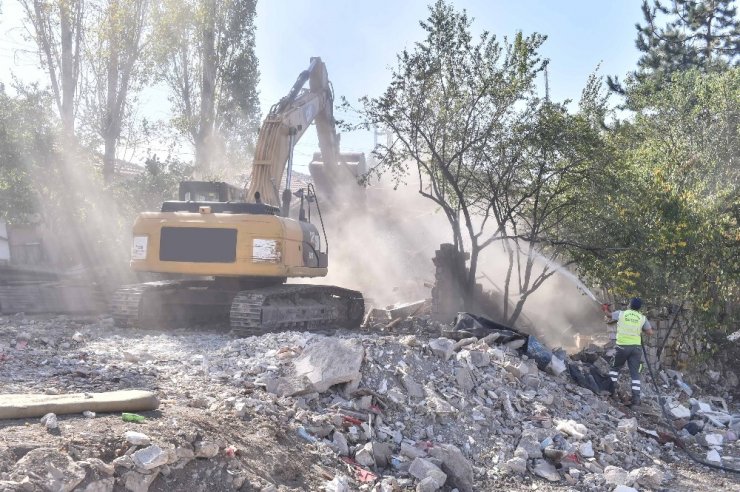 Çevre sağlığı için Başkent metruk yapılardan temizleniyor
