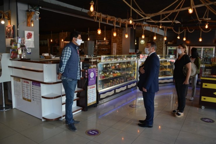 Küçük kız korona denetiminde kaymakama "Bayrak" şiirini okudu