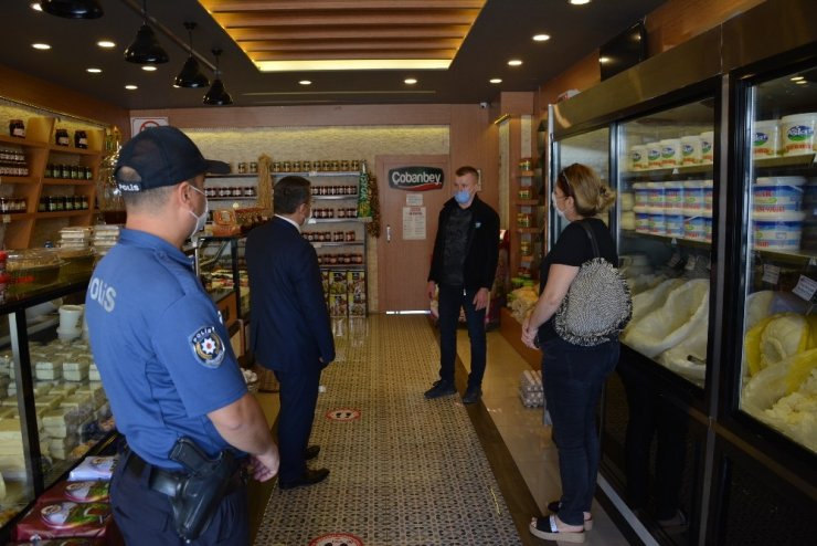 Küçük kız korona denetiminde kaymakama "Bayrak" şiirini okudu