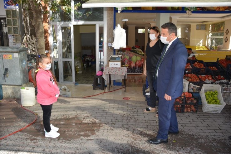 Küçük kız korona denetiminde kaymakama "Bayrak" şiirini okudu