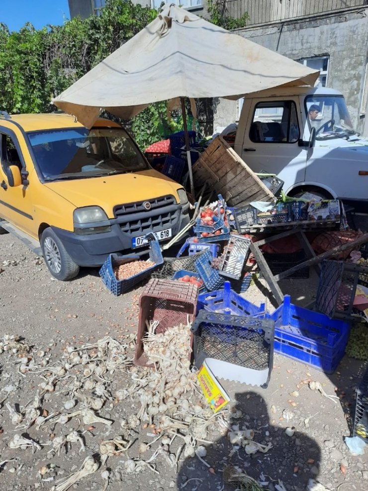 Polisten kaçan sürücü pazara daldı: 1 yaralı