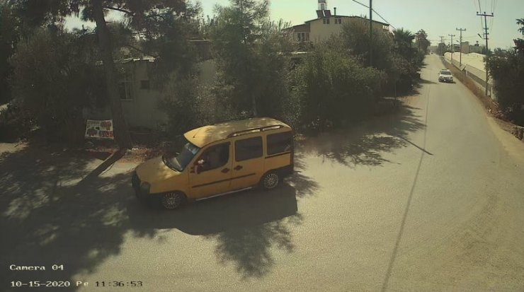 Polisten kaçan sürücü pazara daldı: 1 yaralı