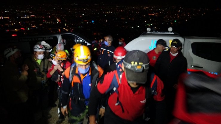 Dağda kaybolan 4 kişiyi termal dronla arama çalışmaları başladı
