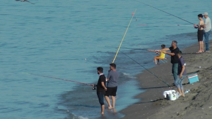 Düzce’de olta avcıları sahilleri doldurdu