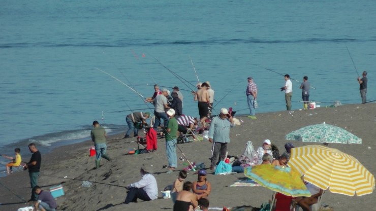 Düzce’de olta avcıları sahilleri doldurdu