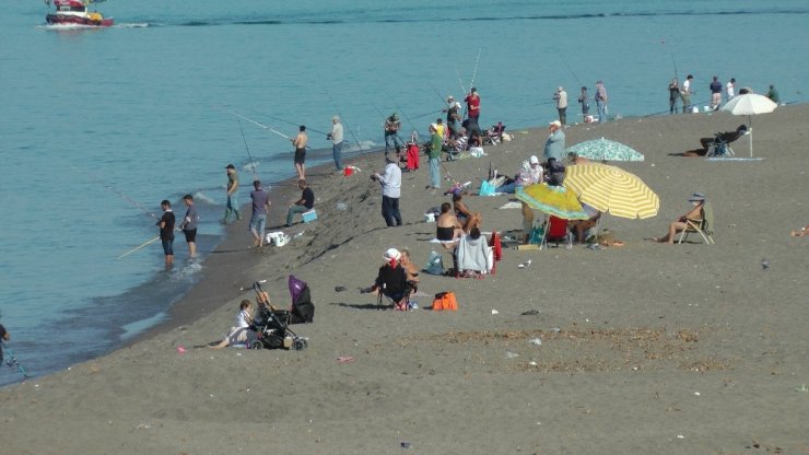 Düzce’de olta avcıları sahilleri doldurdu