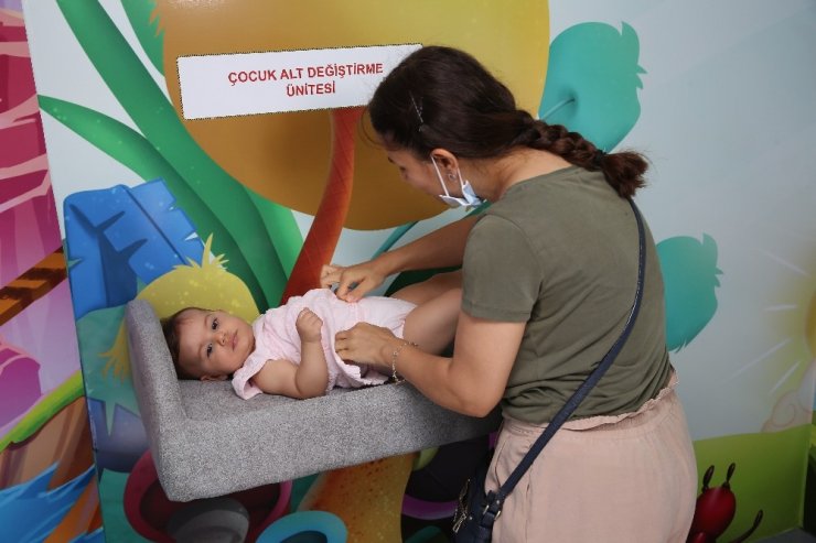 Bebek bakım ve emzirme kabinleri miniklerin hizmetinde