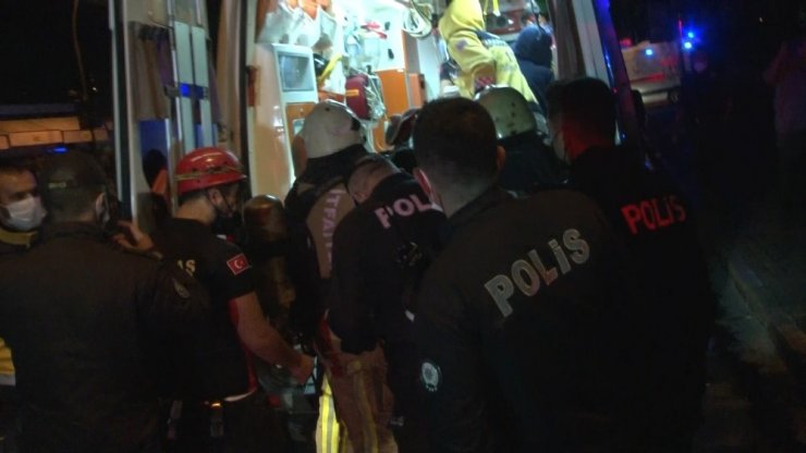 Beşiktaş’ta yangında mahsur kalan yaşlı vatandaş kurtarılarak hastaneye kaldırıldı