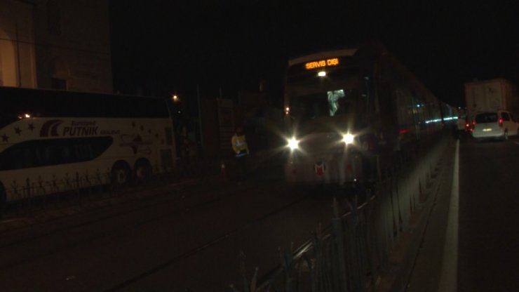 Beyazıt’ta elektrik telleri kopan tramvayın onarımı yapılarak tekrardan kullanıma açıldı