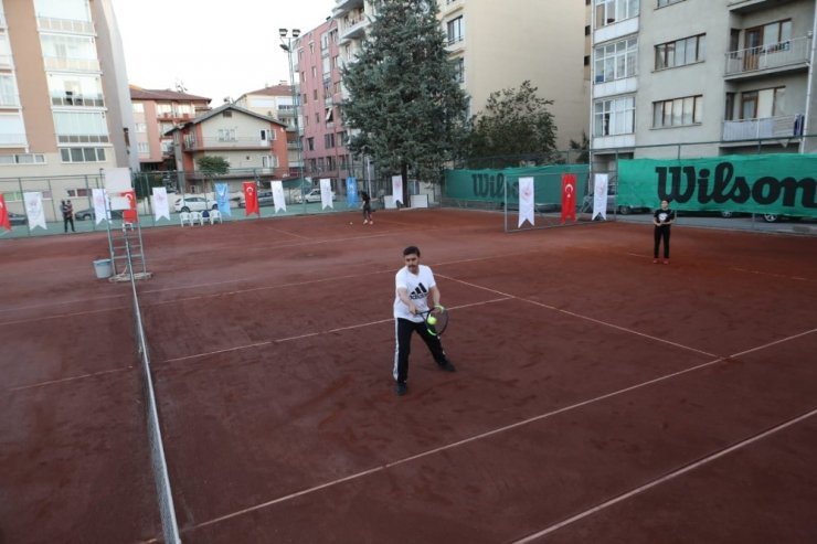 Vali Arslantaş, 29 Ekim Cumhuriyet Bayramı tenis turnuvasının açılışını yaptı.