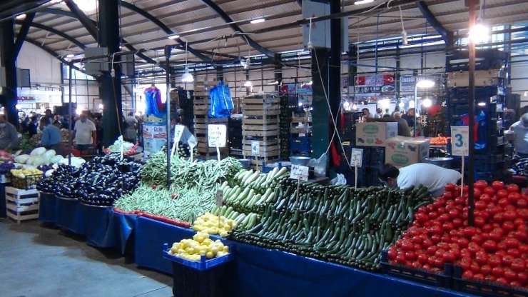 Pazardaki ışık oyununu zabıta bozdu