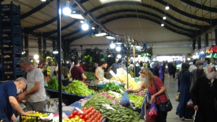 Pazardaki ışık oyununu zabıta bozdu