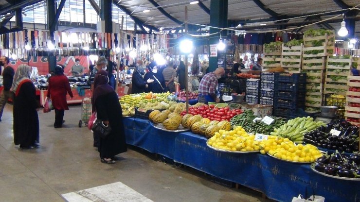 Pazardaki ışık oyununu zabıta bozdu
