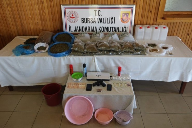 Fare ilacıyla uyuşturucu yapıp satan 3 kişi yakalandı